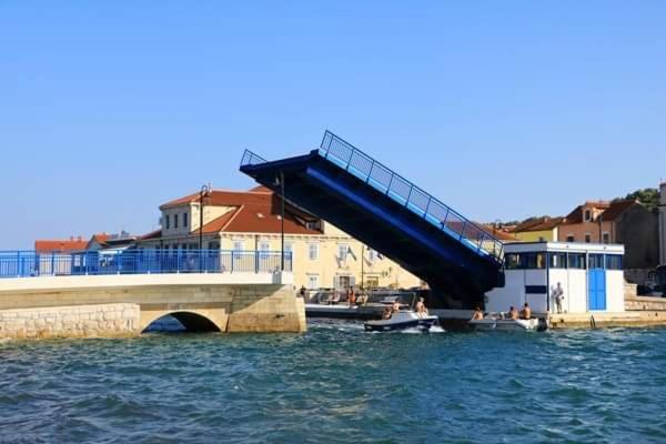 House " Bond " Villa Tisno Luaran gambar